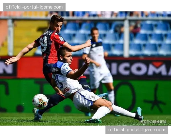 因球迷向场内投掷烟雾弹，卡利亚里对阵维罗纳的比赛中断十分钟