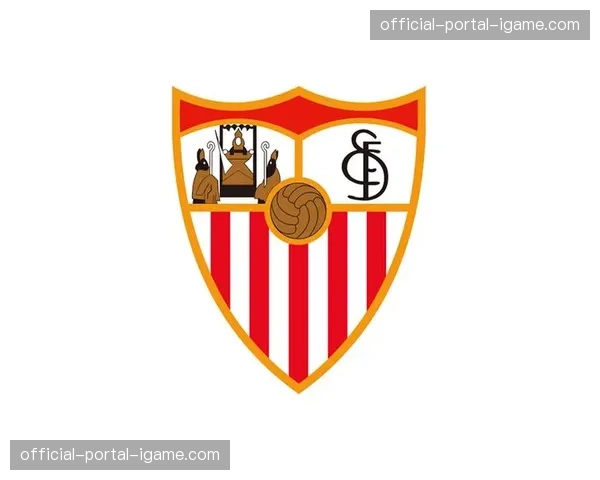 西甲复古比赛日球员身着经典设计球衣登场，队徽采用复古样式